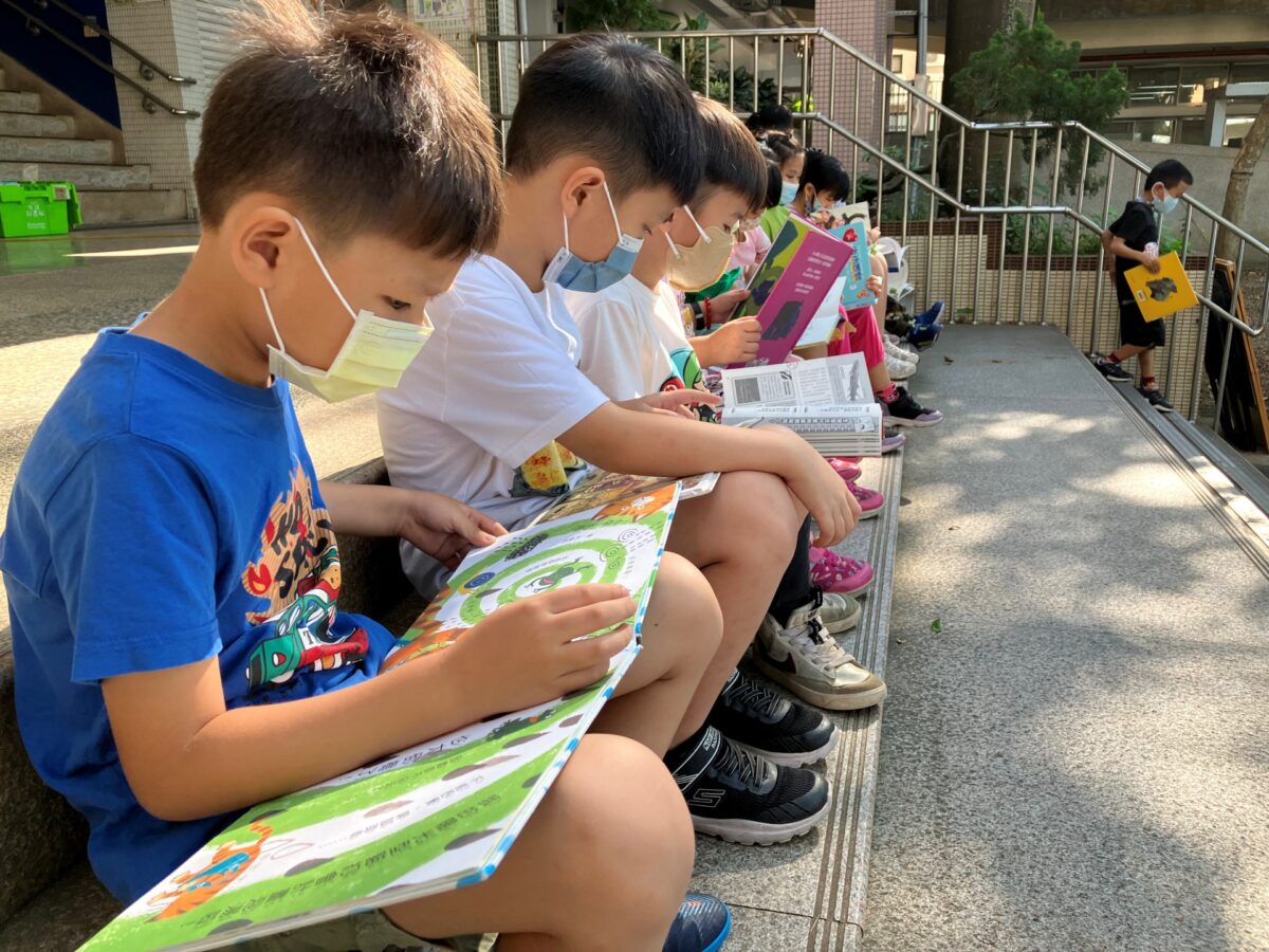 祥龍獻Read迎新年  借書上限提高   中市圖112年借閱冊數創新高
