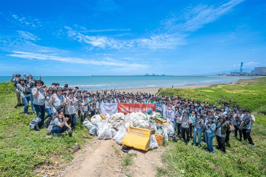 ▲2023 台灣高鐵員工響應「集拾行垃」淨灘活動。(圖/台灣高鐵 提供)
