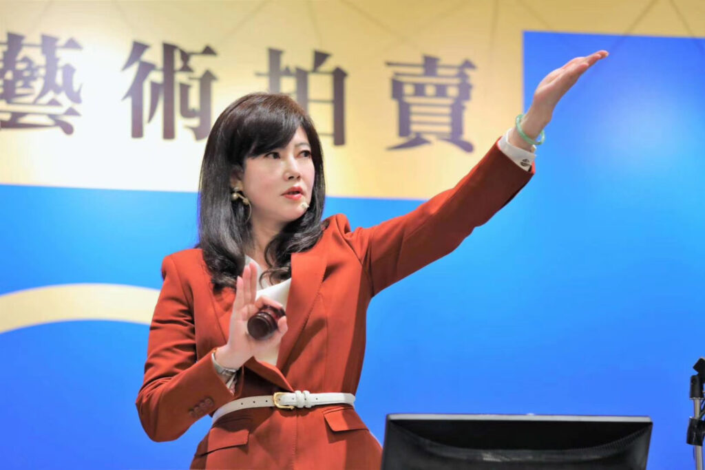 擔任拍賣官主持需要掌握節奏感 。（圖/帝圖藝術攝）