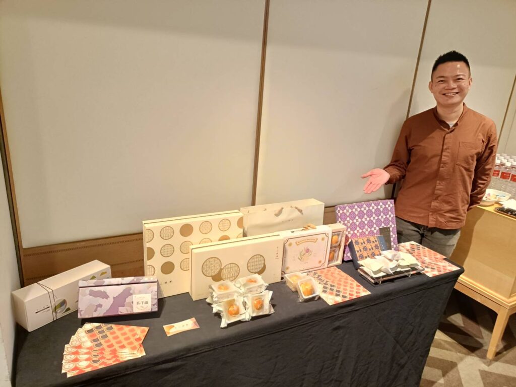 ▲本屆活動的贊助商之一的「不二緻果食品企業」,由其行政部品牌行銷課課長吳明昇,專程自高雄北上展示產品結合藝術行銷的熱誠。(記者 辛澎祥/攝)