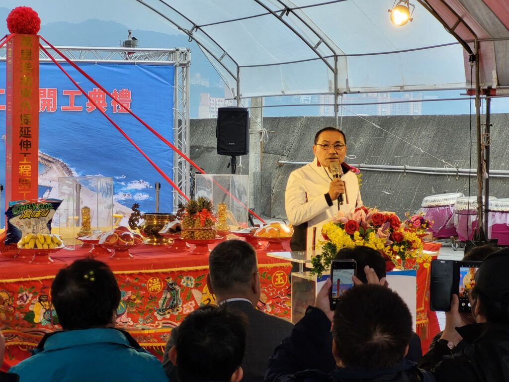 ▲新北市長侯友宜主持萬里漁港提防工程開工典禮後致詞。(圖/新北市漁業處 提供)