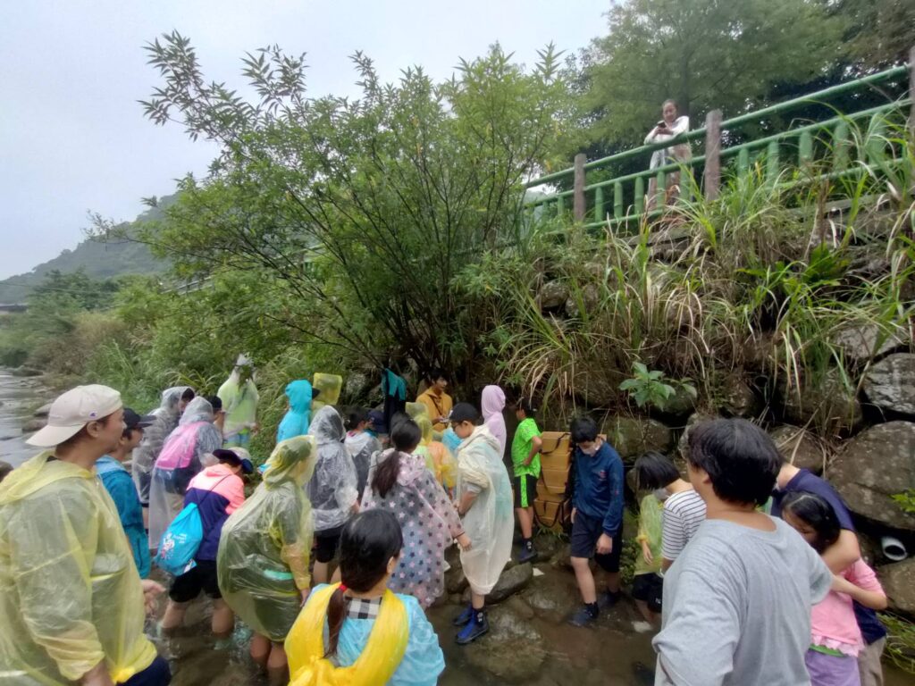 講師向學童講解水保設施砌石護岸的功能。(圖/農業局提供)