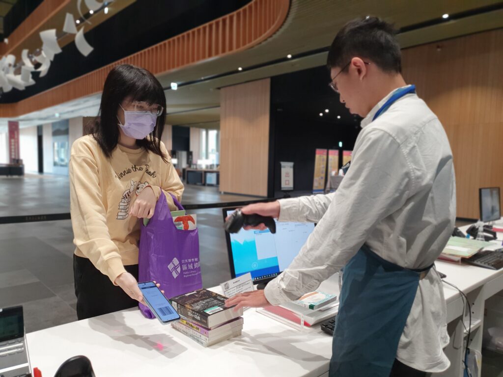 民眾利用APP行動借閱證借書。(圖/南市圖提供)