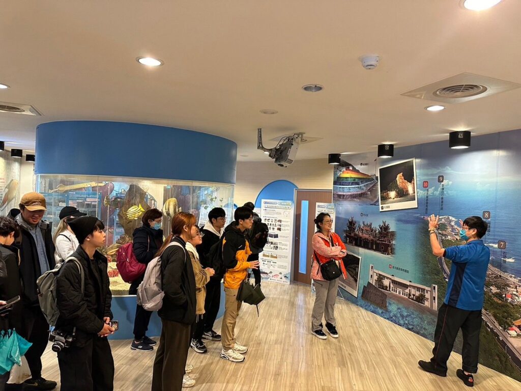 ▲海洋生態導覽員為民眾解說九孔的生長過程與保育情況。(圖/新北市漁業處 提供)