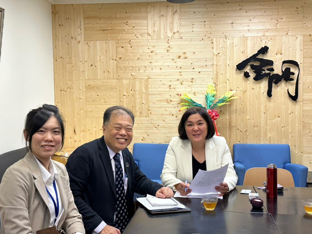 ▲立委陳玉珍(右)與健保署副署長龐一鳴(中)討論與爭取健保署增加部立金門醫院經費事宜。(圖/陳玉珍立委辦公室 提供)