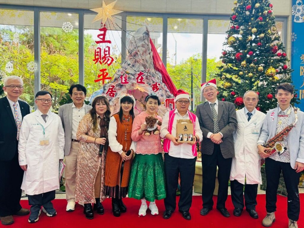 ▲為輔大醫院耶誕音樂會與多位音樂人同台演唱,聲樂家簡文秀(右五)成為全場矚目焦點。(記者 辛澎祥/攝)