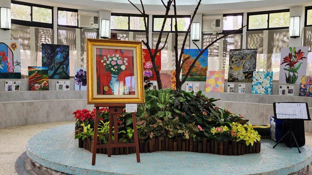 ▲3E美術會「百花齊放」聯展在士林官邸八角亭展出，格外吸睛。（記者 辛澎祥/攝）