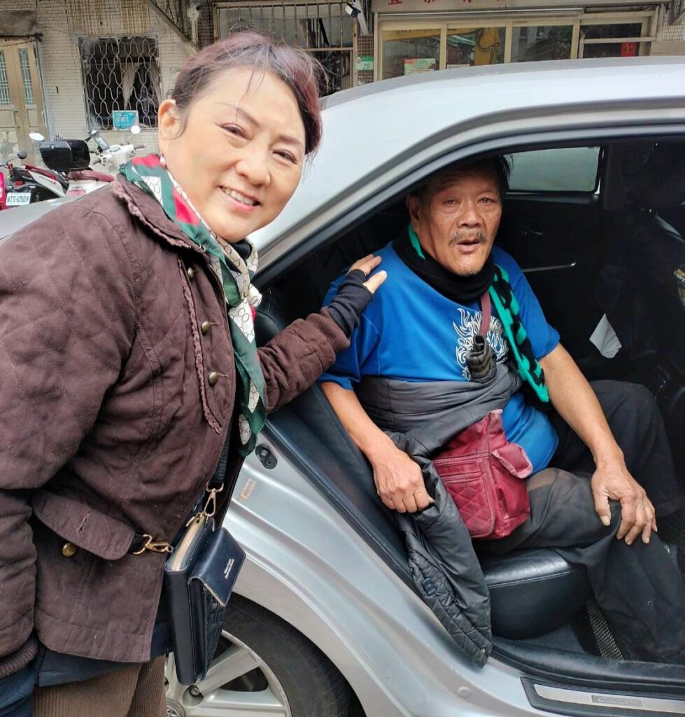 ▲陳穎慧里長（左）協助里內貧困老人順利安置，贏得地方好評。（圖/陳穎慧 提供）