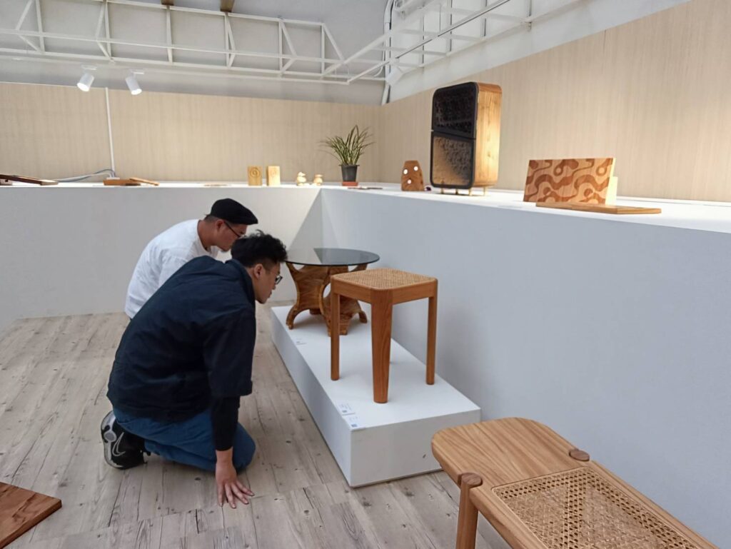 參觀者仔細欣賞展出作品。(記者 辛澎祥/攝)