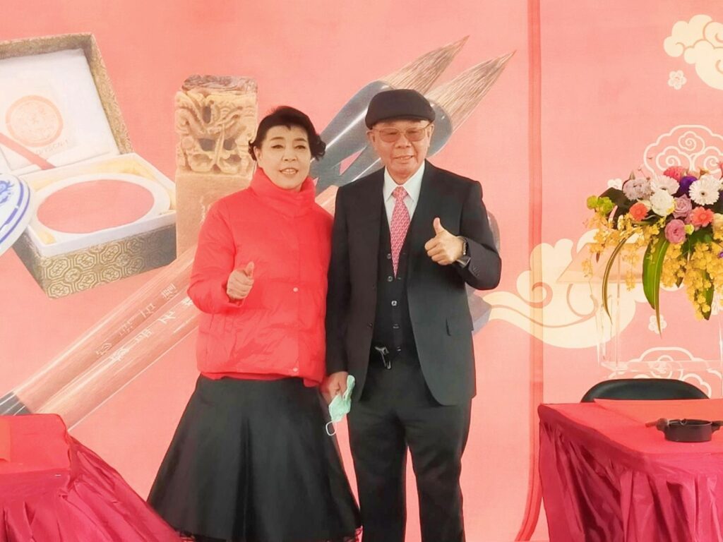 ▲簡文秀教授（左）與書法家張炳煌教授在推動書法文化活動上展現正向的影響力。（記者 辛澎祥/攝）