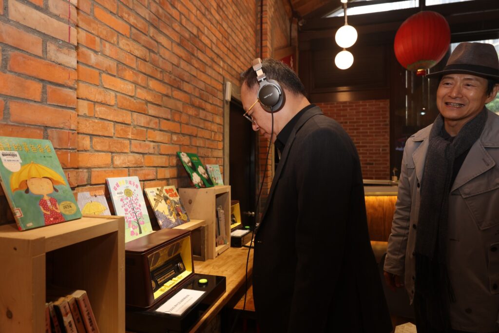▲史哲部長(左)在當代傳奇文創園區聆聽簡介作品。(圖/文化部 提供)