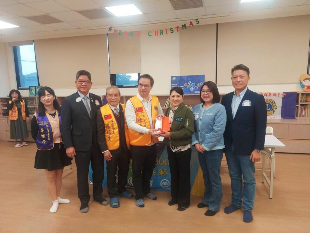 ▲陳穎慧里長（右三）公益服務形象獲民間社團的肯定，獲贈物資與捐款以照福地方，成為里鄰關注焦點。（圖/陳穎慧 提供）
