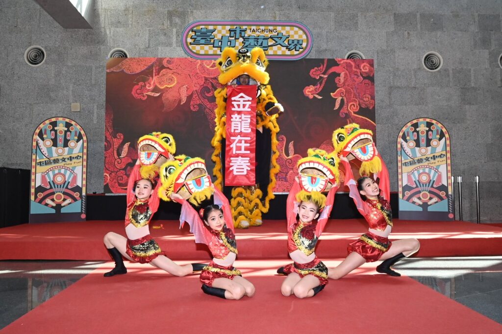 微笑唸歌團和妙璇舞蹈團帶來年節喜慶開場表演。(圖/文化局提供)