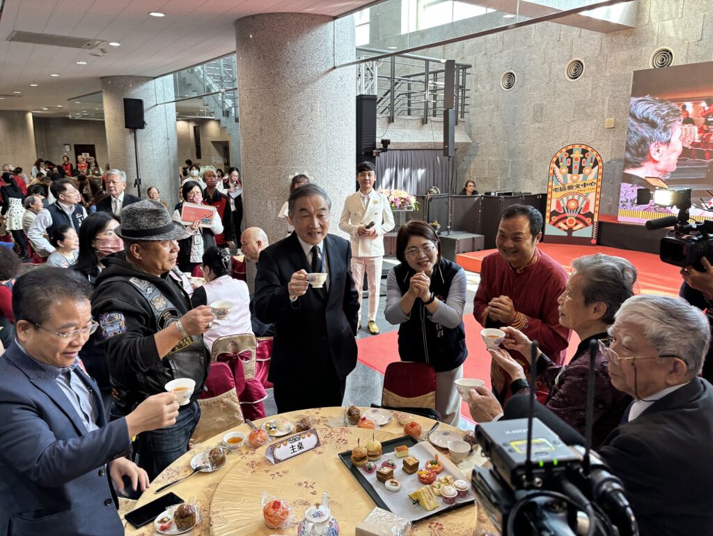 黃副市長（左三）、陳佳君局長（右四）率領文化局團隊向藝文界貴賓逐桌敬茶，氣氛熱鬧溫馨。（圖/文化局提供）