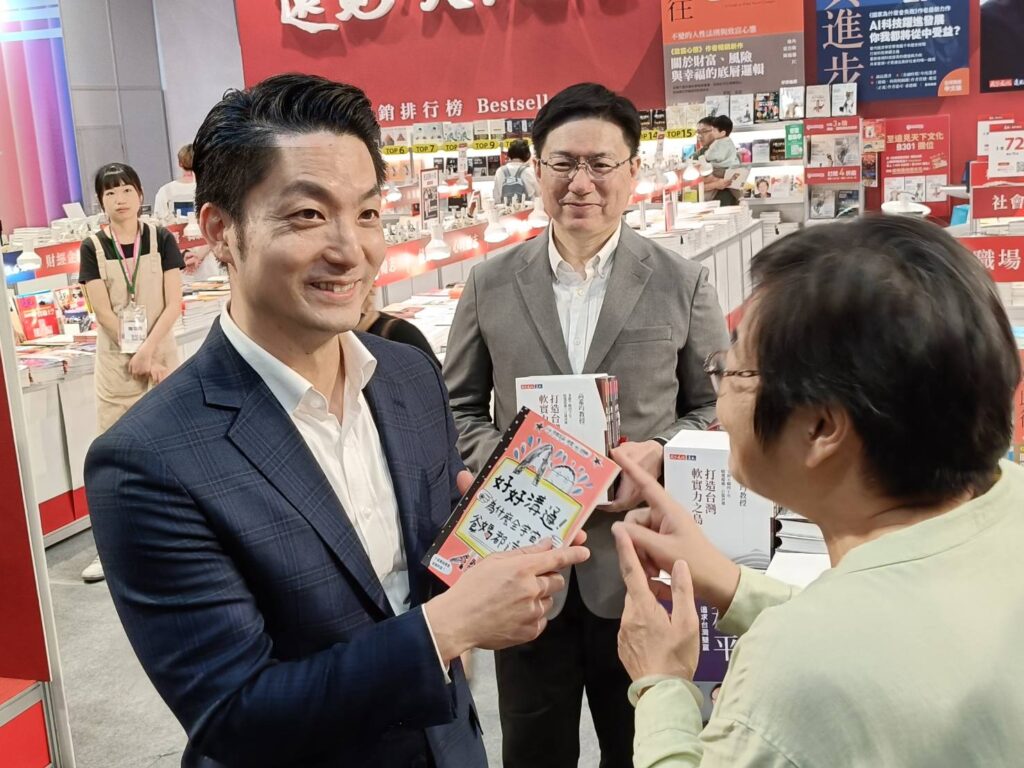 ▲看到出版商所推薦的親子書，蔣萬安（左）顯得相當開心。（記者 辛澎祥/攝）