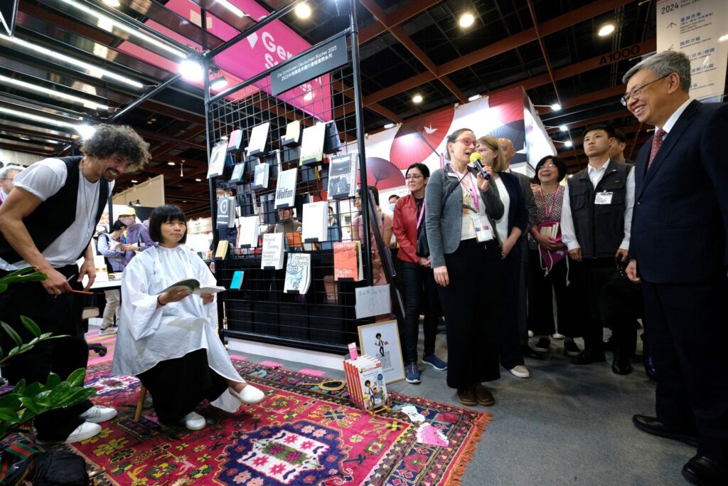 ▲陳建仁（右）到德國館參訪，德國作家並在場介紹與導覽。（圖/台北書展基金會 提供）