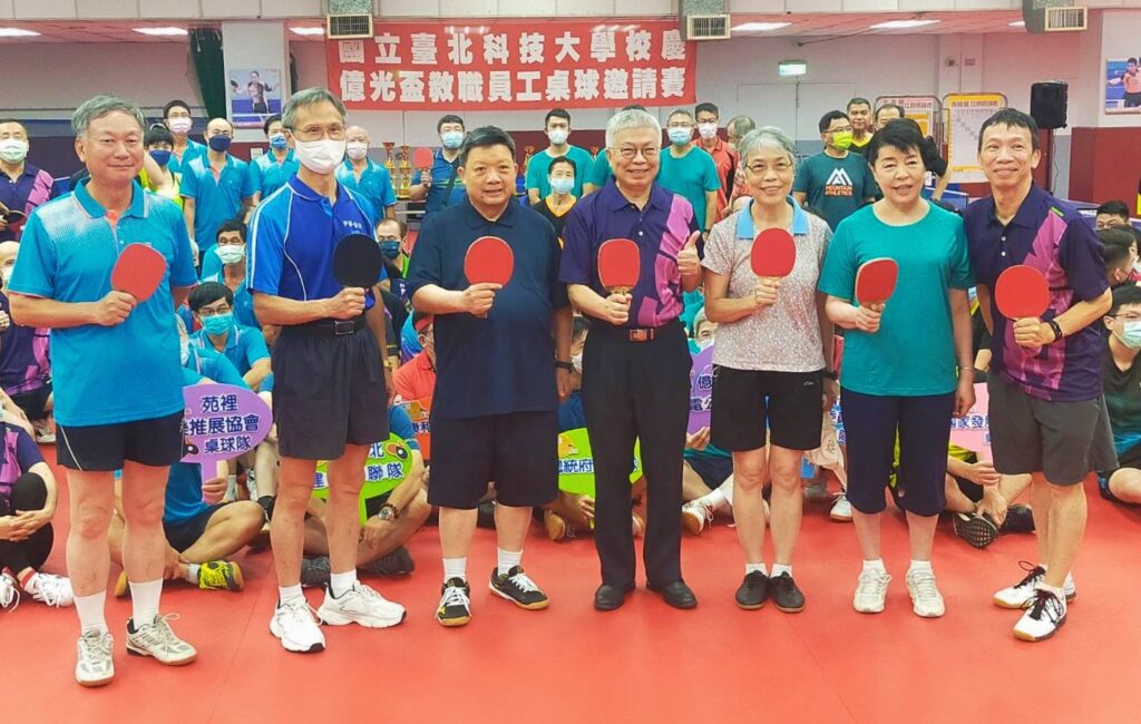 ▲愛桌球運動的簡文秀(右二)與億光董事長葉寅夫(左三)為北科大所舉辦的億光盃桌球賽出錢出力。(記者 辛澎祥/攝)