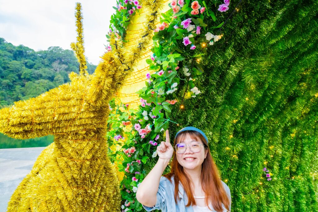 ▲春日時節不妨來到碧潭,穿梭滿滿春日元素的「蝴鹿雙全」廊道獲得更多好運。(圖/新北觀旅局 提供)
