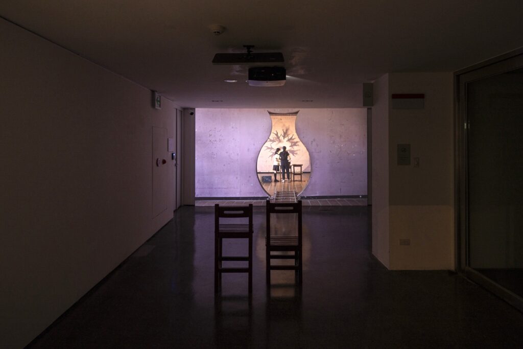 位於地下一樓的雪克作品《誰在寫歷史？》是探討身份認同的錄像創作。（圖/史博館提供）