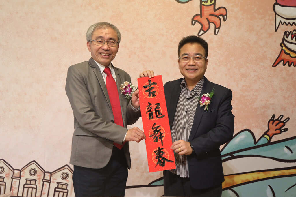 ▲陳濟民局長(左)與書法家開心持春聯合影留念。(圖/文資局 提供)