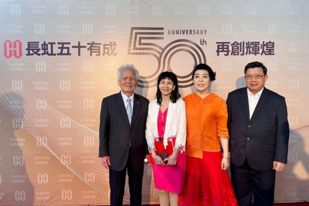 ▲簡文秀教授(右二)與億光電子董事長葉寅夫(右一)特向長虹集團50周年慶表達道賀之意。(圖/億光基金會 提供)