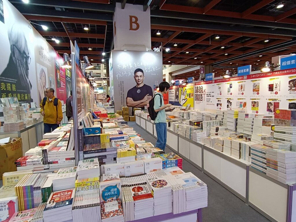 ▲臺灣出版商的叢書在展場皆以大區塊面積呈現,聲勢驚人。(記者 辛澎祥/攝)