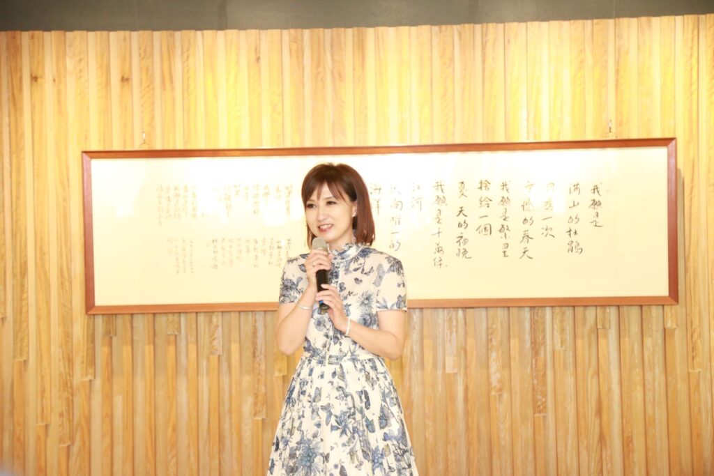 和通文化藝術基金會李怡寧董事長,感謝蔣勳分享珍貴的文青時代畫作。(圖/文化局提供)