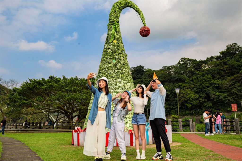 ▲戴上帽子跟著魔法帽腳步一同來到猴硐甜點村。(圖/新北觀旅局 提供)