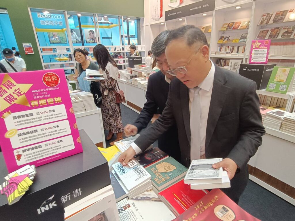 ▲文化部長史哲(右)特別到書展展場挑書買書,神情愉快。(記者 辛澎祥/攝)