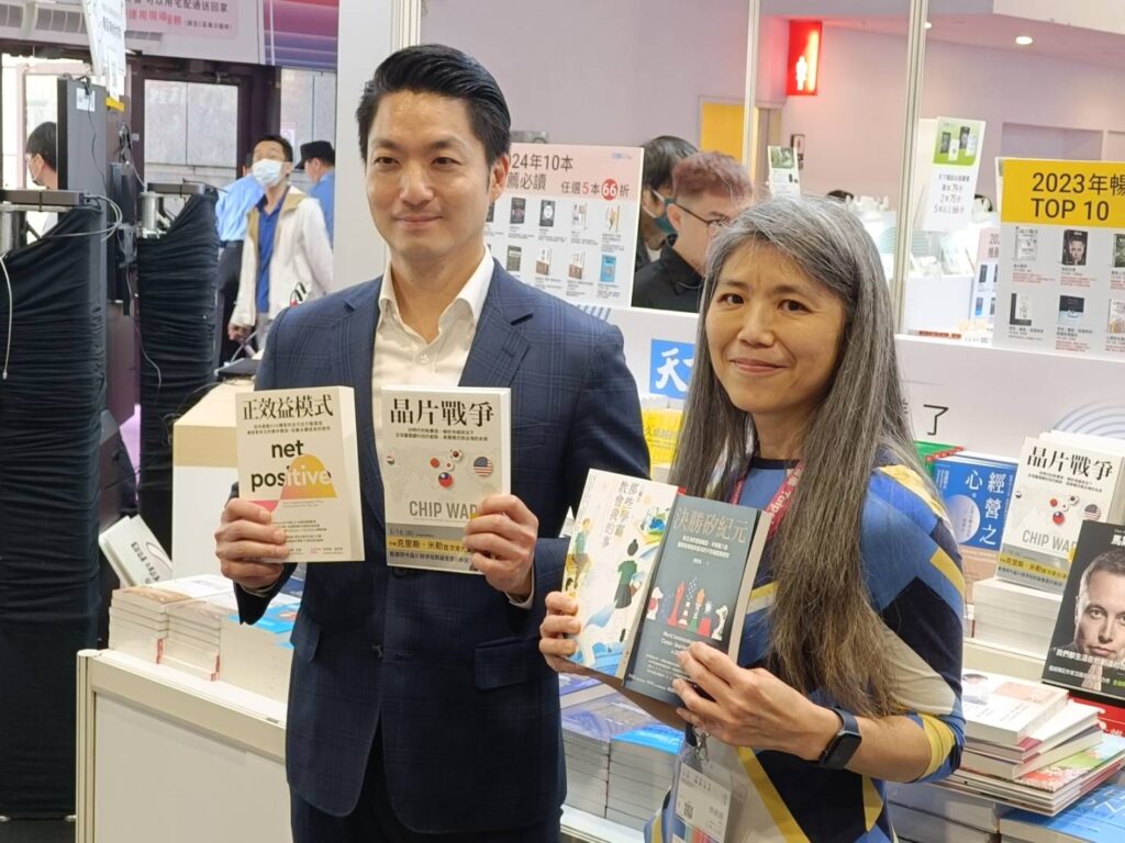 ▲蔣萬安市長（左）與書展基金會董事長吳韻儀在書展展場開心合影。（記者 辛澎祥/攝）