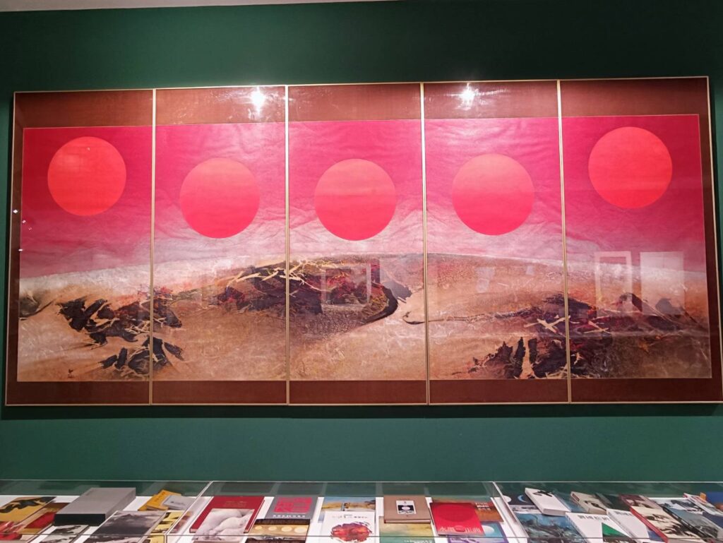 劉國松以東方畫會所展出所繪製的作品「子夜的太陽」,呈現人與天地自然交融的靈動,讓人讚嘆連連。(記者 辛澎祥/攝)