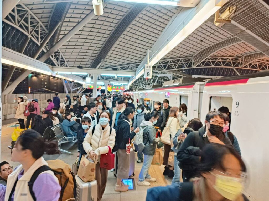▲農曆年節遊客將臺中驛鐵道園區擠得水洩不通。(圖/臺鐵公司 提供)