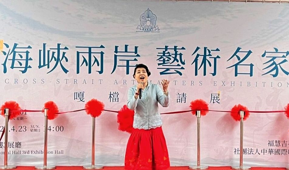 ▲海峽兩岸藝術名家交流展的重要場合，總少不了簡文秀歌唱祈福的場面，為與會者增添許多福份。（記者 辛澎祥/攝）