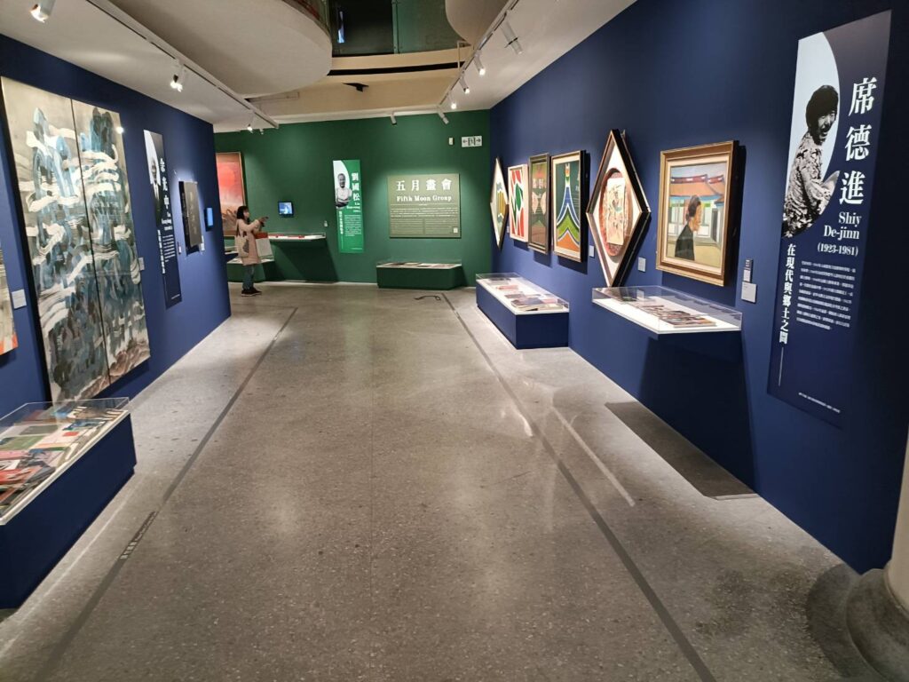 ▲展出中的五月畫會藝術家作品。（記者 辛澎祥/攝）