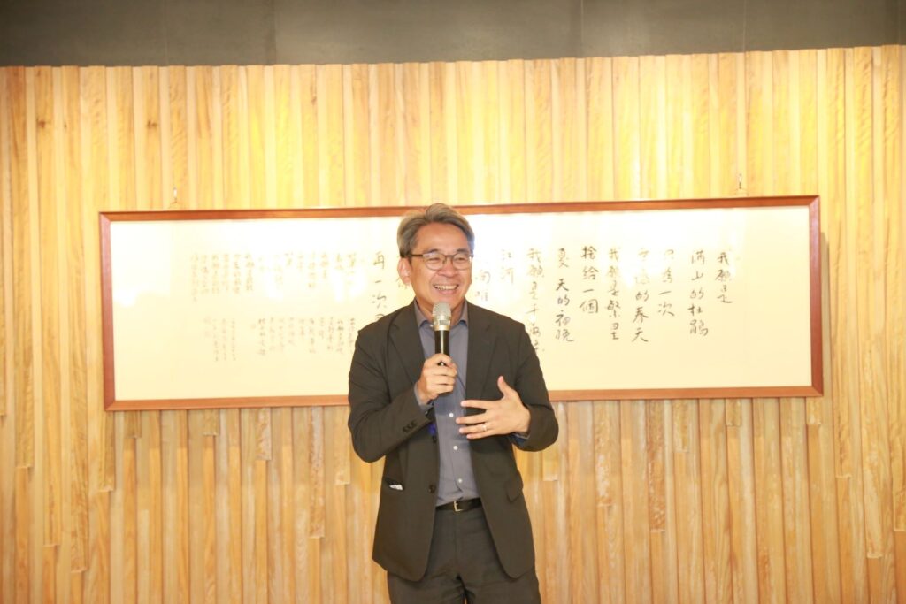 臺南市政府文化局長謝仕淵以臺南400年,連結蔣勳文青時代的情懷。(圖/文化局提供)