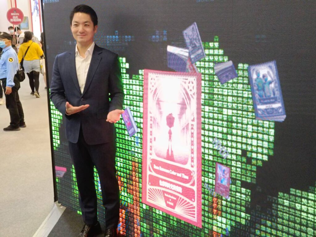 ▲蔣萬安在數位主題館親自體驗製作一本書，顯得十分滿意。（記者 辛澎祥/攝）