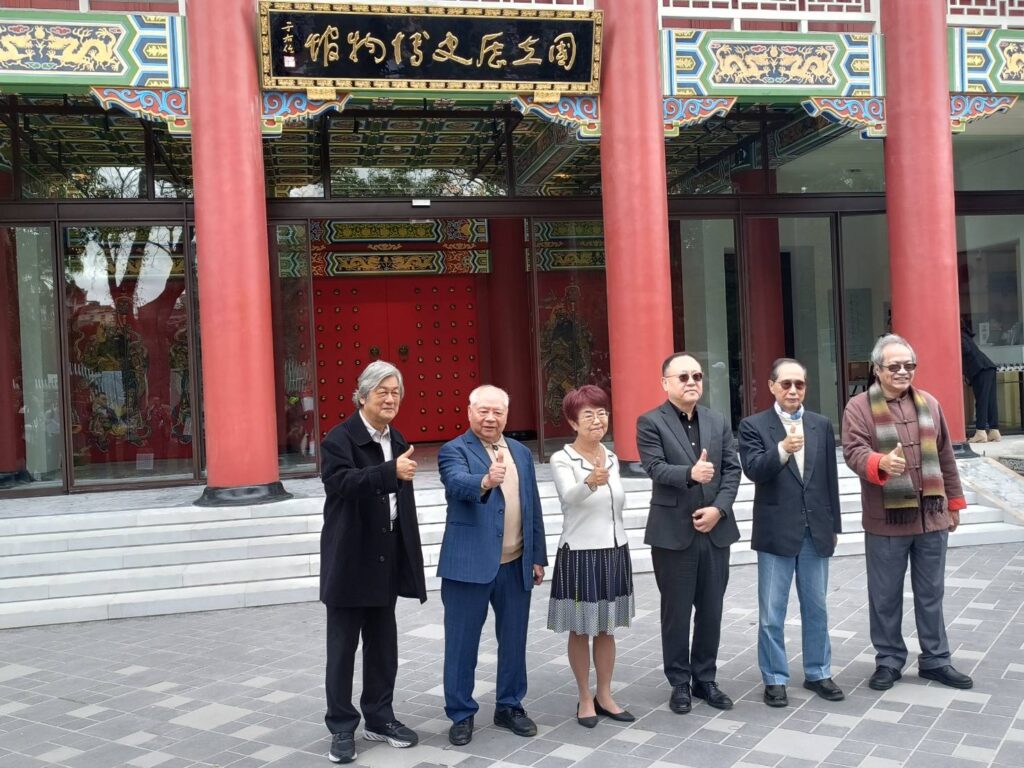 出席揭牌儀式的貴賓:李乾朗教授(左起)、莊武男工藝大師、王長華館長、史哲部長、林柏亭教授與蕭瓊瑞教授,儀式後合影留念。(記者 辛澎祥/攝)