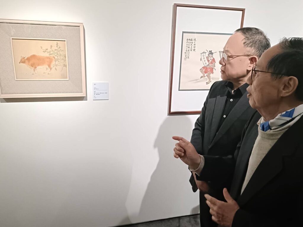林玉山大師所繪之館藏作品「黃牛」,由林柏亭(右)為史哲部長及與會貴賓進行導覽,讓人相當驚艷。(記者 辛澎祥/攝)