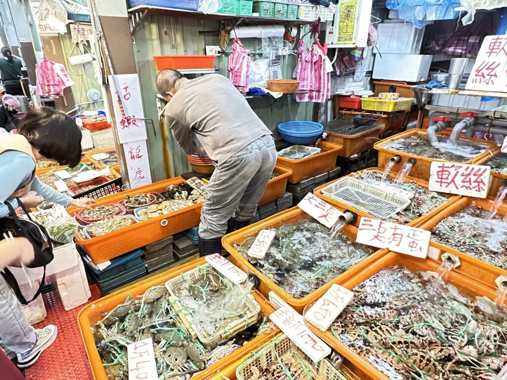 ▲龜吼漁夫市集提供漁船直送活跳海鮮，任人挑選。（圖/新北漁業處 提供）