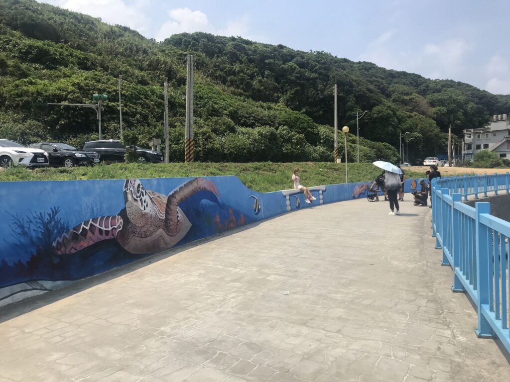 ▲龜吼漁夫市集的景觀絕美，交通便利，遊客皆慕名而來。（圖/新北市漁業處 提供）