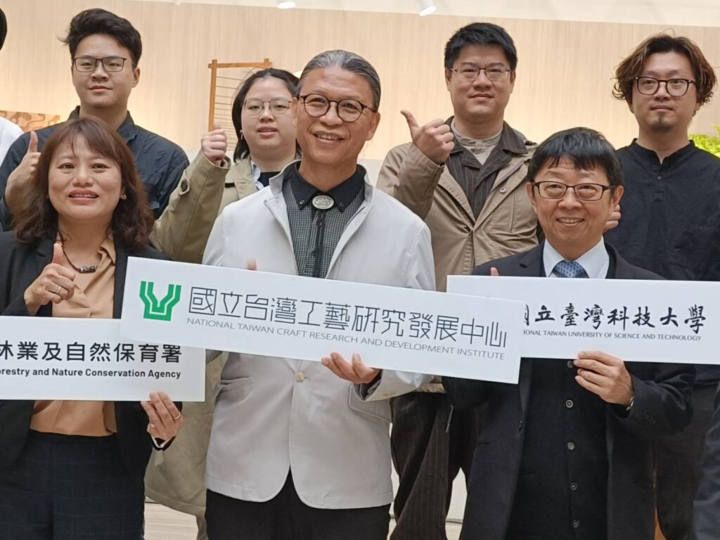 ▲工藝中心主任陳殿禮(中)與臺科大校長顏家鈺(右)與農業部林業署處長汪昭華(左)是「森林之島」展覽的重要推手。(記者 辛澎祥/攝)