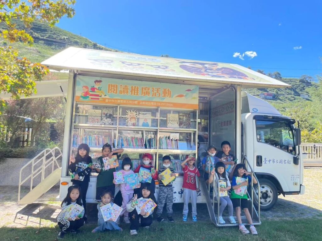 石岡圖書車每月定期前進梨山推動閱讀。（圖/文化局提供）