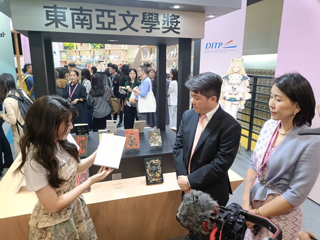 ▲在臺泰兩地皆享高知名度的蓋兒Gail(左)推薦作品給民眾與讀者,中為泰國駐台代表文那隆,右為泰國商務處處長李凱莉。(記者 辛澎祥/攝)