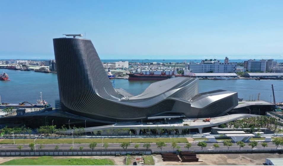 ▲成為地標的高雄旅運中心。(圖/港務公司 提供)
