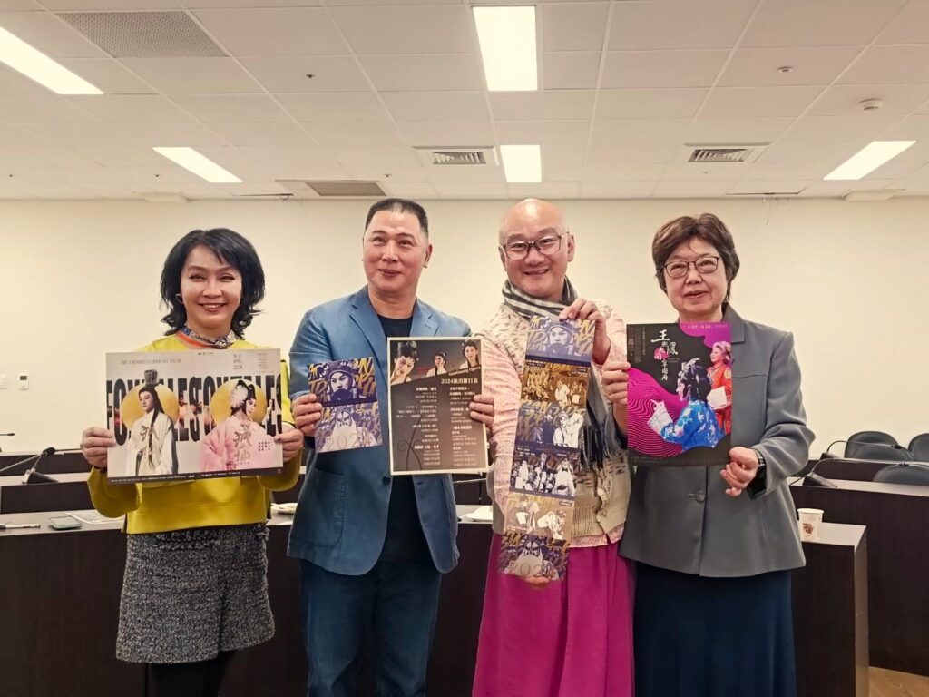 國光劇團團長張育華(左起)、唐文華、温宇航、藝術總監王安祈,誠摯邀請觀眾進場看劇。(記者 陳安婷/攝)