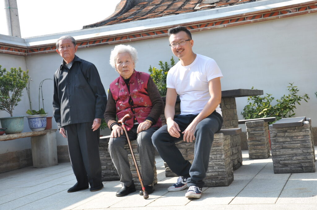 顏國榮與雙親於自家宅院合影。（圖/顏國榮提供） 