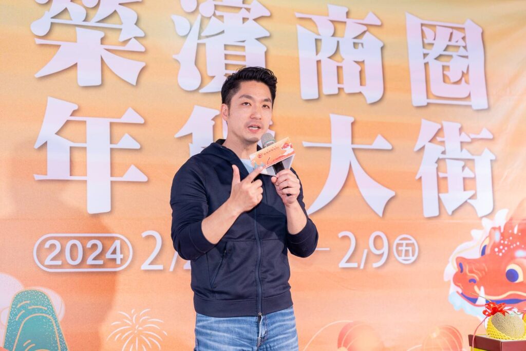 ▲台北市長蔣萬安在榮濱商圈年貨大街與民眾互動。(圖/台北市產發局 提供)