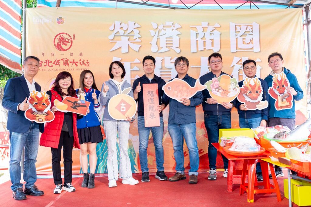 ▲蔣萬安市長(左五)與業者及協會負責人開心合影留念。(圖/台北市產發局 提供)