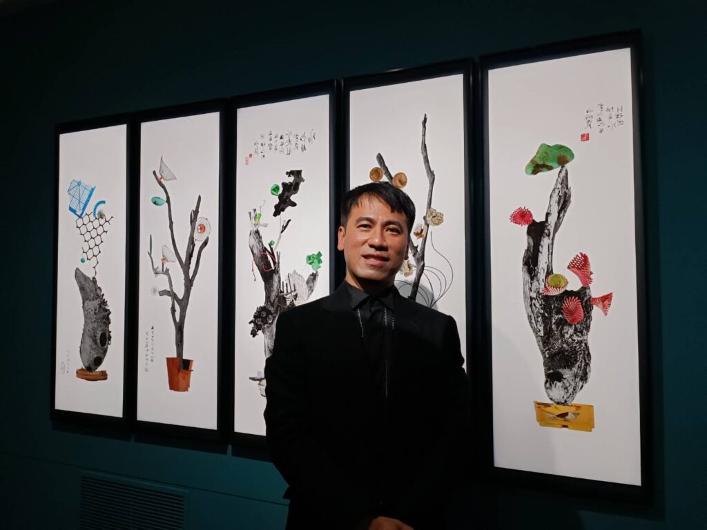 黃元煜作品《海漂瓶花》,將海漂物重組拼貼,以當代水墨畫的語彙組構為盆栽意象,引領觀者以環境議題,思索攝影創作的可能角度。 (記者 陳安婷/攝)