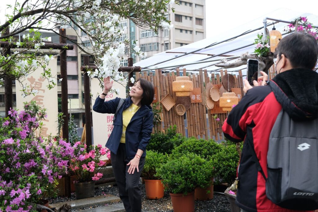 ▲杜鵑花開時節,愛花人賞花拍照相當開心。(圖/新北農業局 提供)